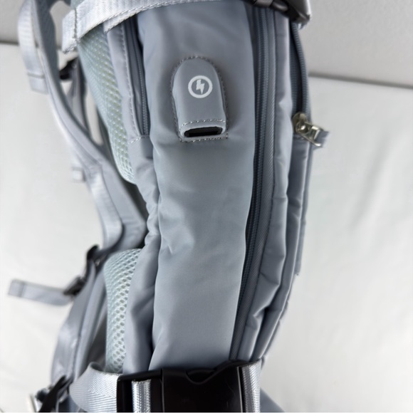 NWOT Sleek Silver Men's Women’s Backpack w charging port - Picture 5 of 10